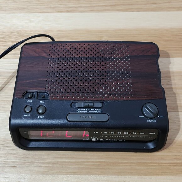 Vintage General Electric GE Alarm Clock Radio Wood Grain Model 7-4613A - Picture 2 of 8